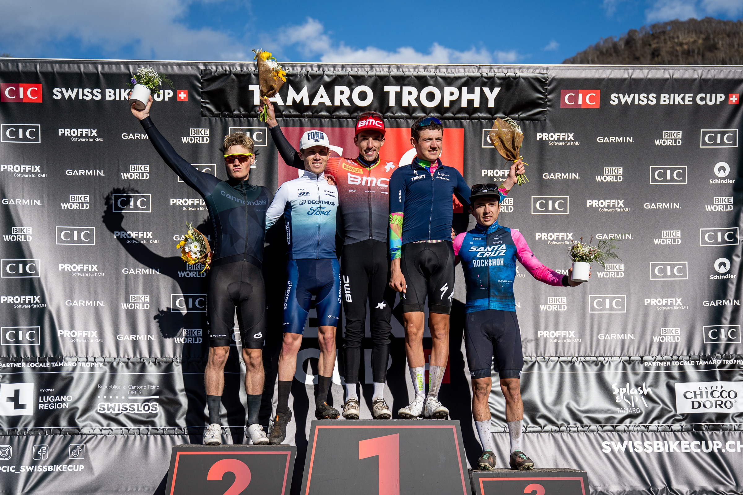 Das Podest der Elite Männer v.l. Simon Andreassen (DEN), Joshua Dubau, Jordan Sarrou, Adrien Boichis (alle FRA) und Nadir Colledani (ITA).