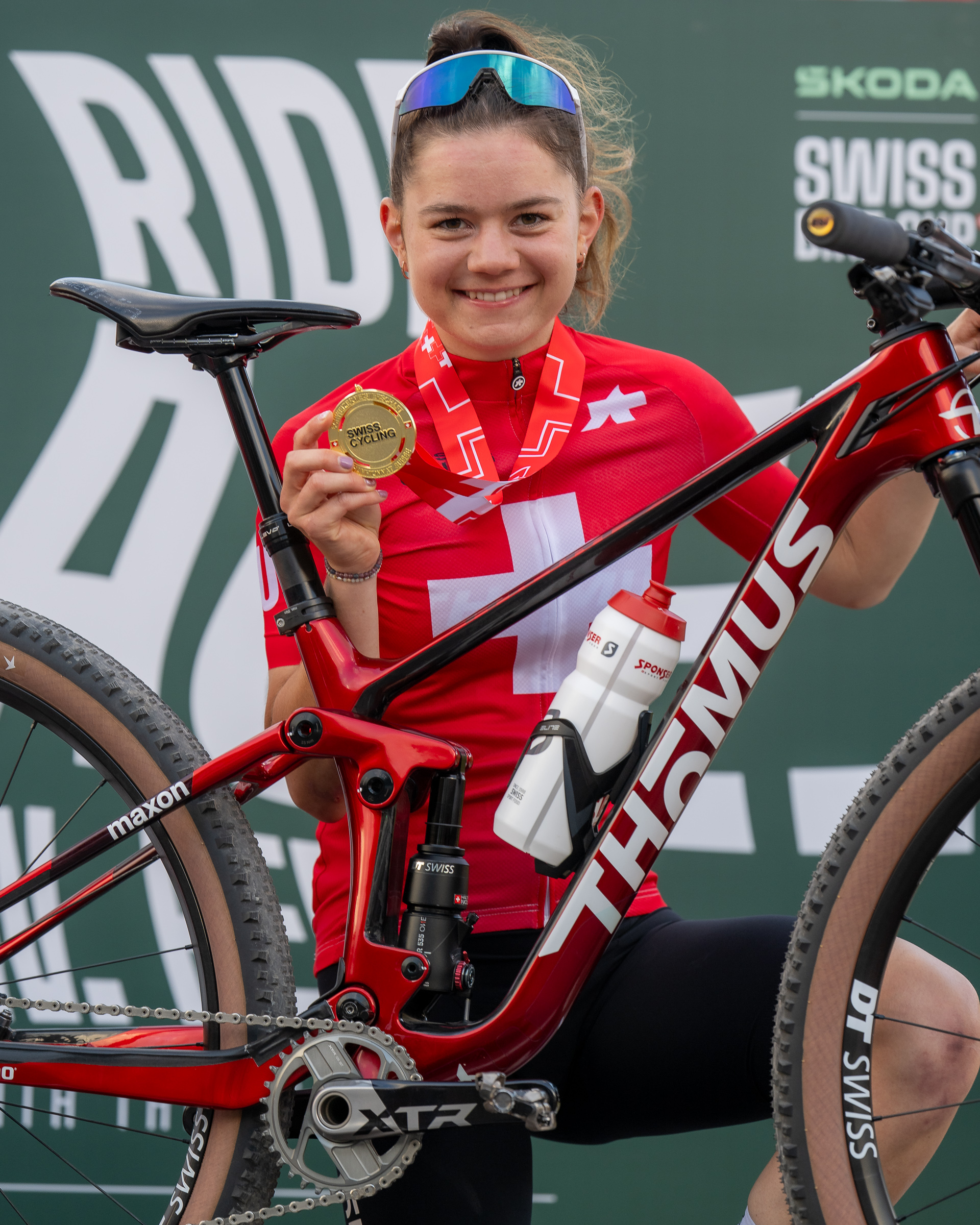 Monique Halter mit Goldmedaille und Gold-Bike.