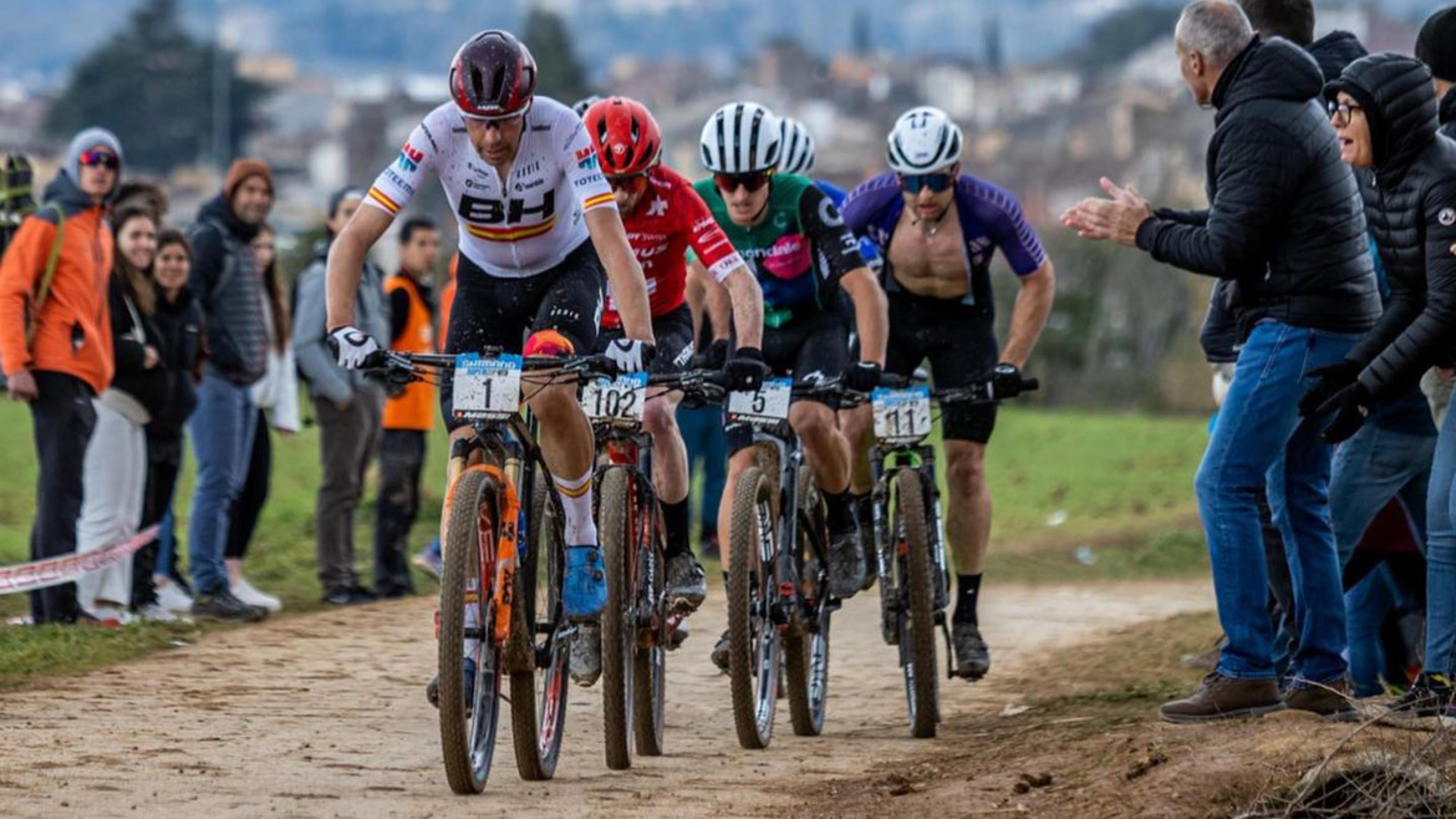 Flückiger schafft den Anschluss im ersten Rennen | Ride MTB