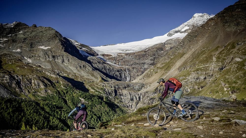 Alp Grüm mit Piz Palü im Hintergrund