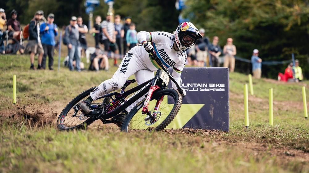 Vali Höll siegt in Mont Saint Anne dank perfektem Lauf.