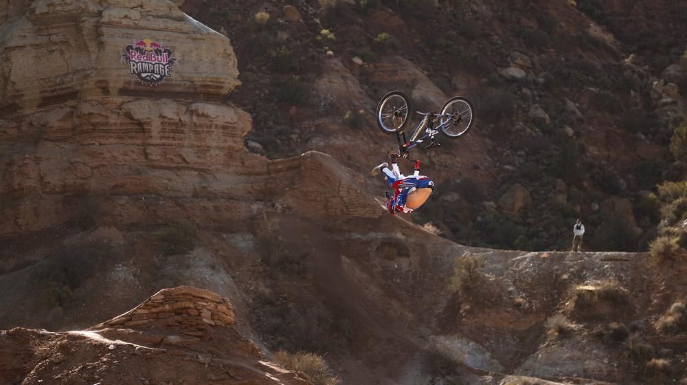 Hohes Tempo und kopfüber hoch über dem Boden, solche Sprünge faszinieren an der Red Bull Rampage. Die Konsequenzen eines Sturzes können aber verheerend sein.