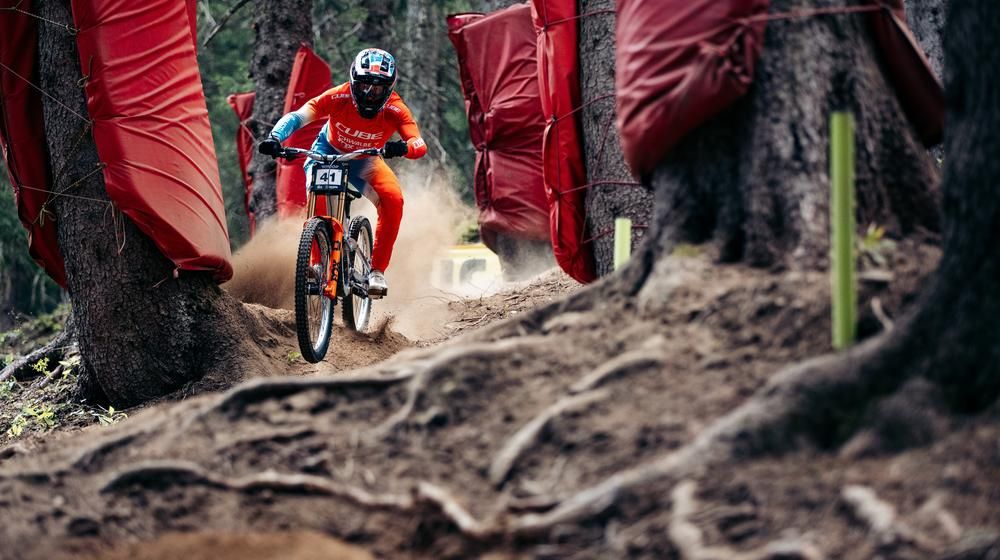 Downhiller Max Hartenstern bei der Arbeit. In der laufenden Saison wurde er dabei von Pannen und Verletzungspech verfolgt. 