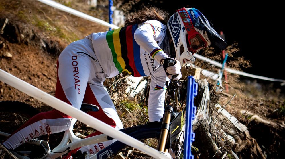Camille Balanche gewinnt in Leogang ihr erstes Weltcup-Rennen.