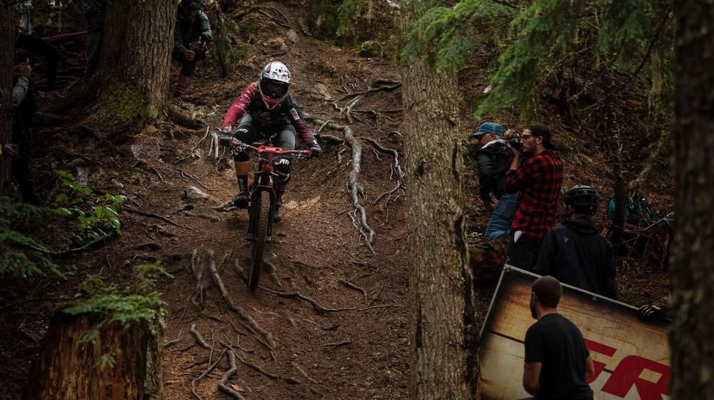 Anita Gehrig wird 7. am EWS in Whistler 2019
