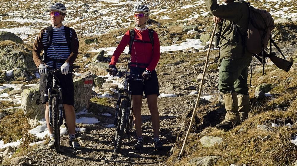 Biker mit Jäger bei der Keschhütte