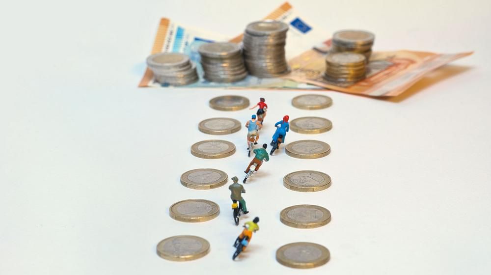Fahrradfahrer mit Geld