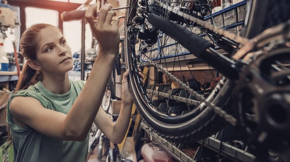 Frau im Bikeshop