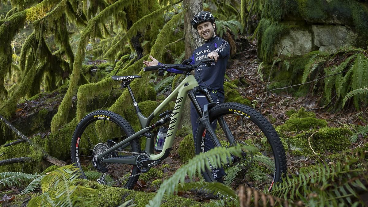Jesse steht die gesamte Palette der Canyon Mountainbikes zur Verfügung. 2023 wird er aber mit dem Spectral und Strive an den Start gehen.