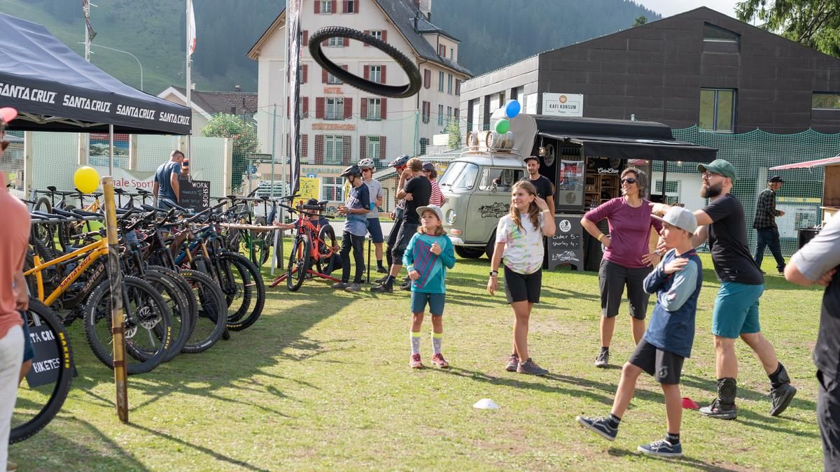 Im Spielturnier treten Teams von 3 bis 5 Biker gegeneinander an.