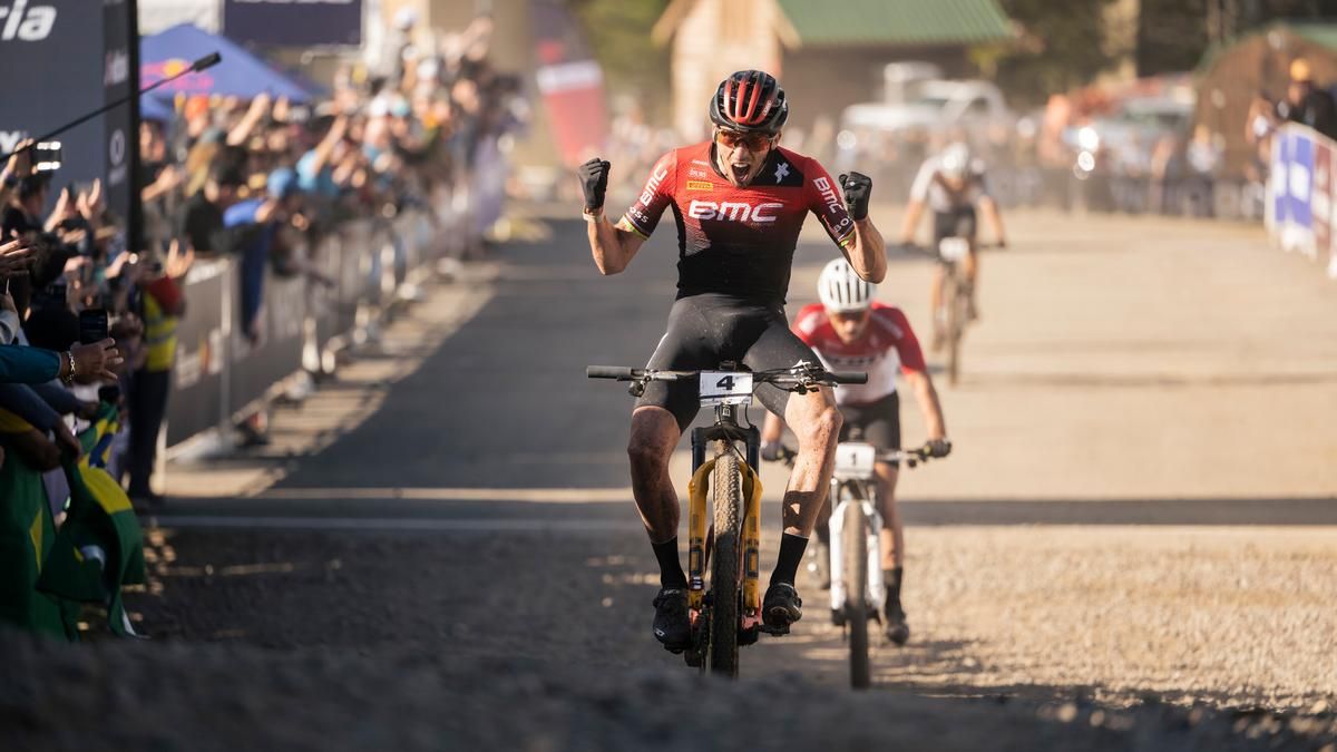 Jordan Sarrous jubelt nach seinem beeindruckenden Sprintsieg gegen Nino Schurter.