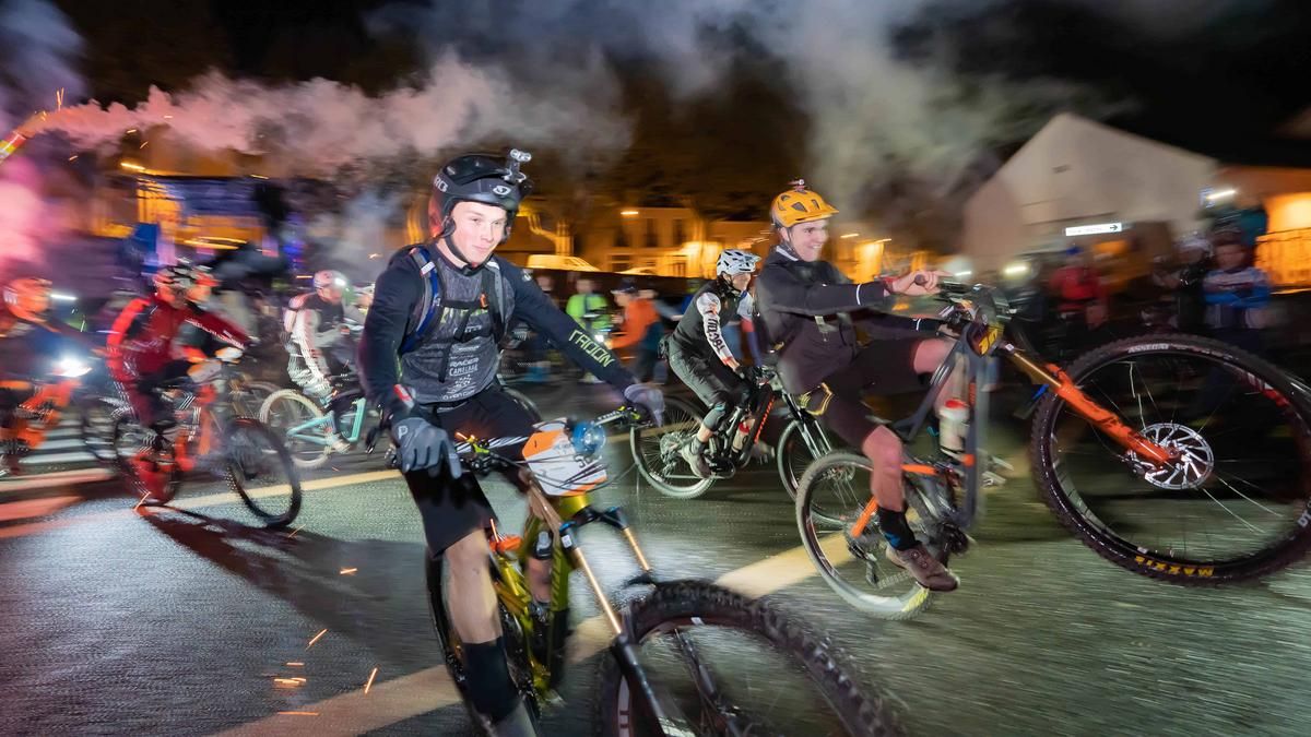 Start im Morgengrauen in den langen Tag des Epic Enduro. ©Maixent Collado