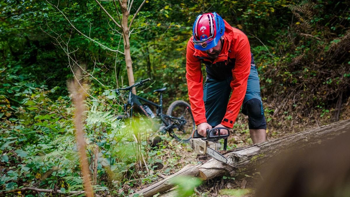 Trail-Unterhalt mit Motorsäge