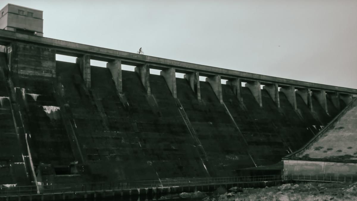 Danny MacAskill Daaaaam Video Staumauer