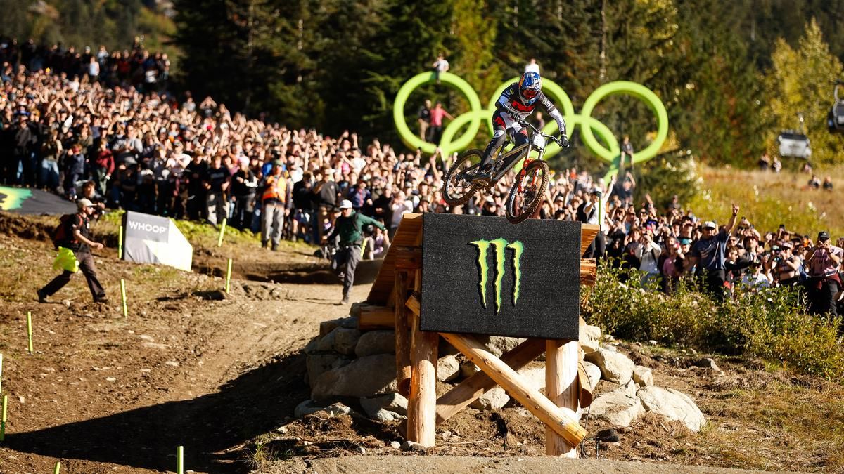 Asa Vermette fliegt vor der riesigen Zuschauermenge in Whistler zum Sieg.