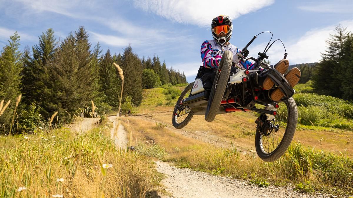 Tarek Rasouli fliegt wieder durch den Bikepark in Whistler.