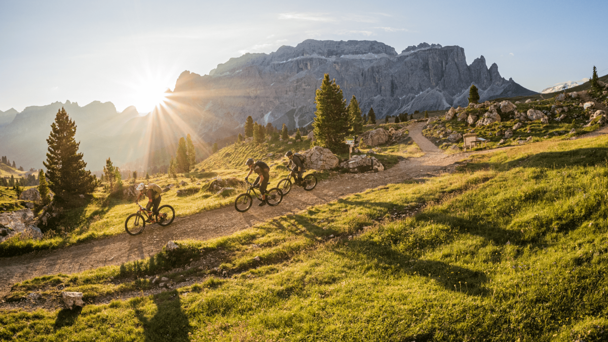 Mit dem Bike in den Sonnenuntergang, durch die Bergwelt der Dolomiten.