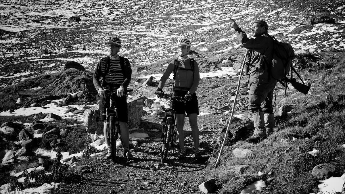 Jäger mit Mountainbiker