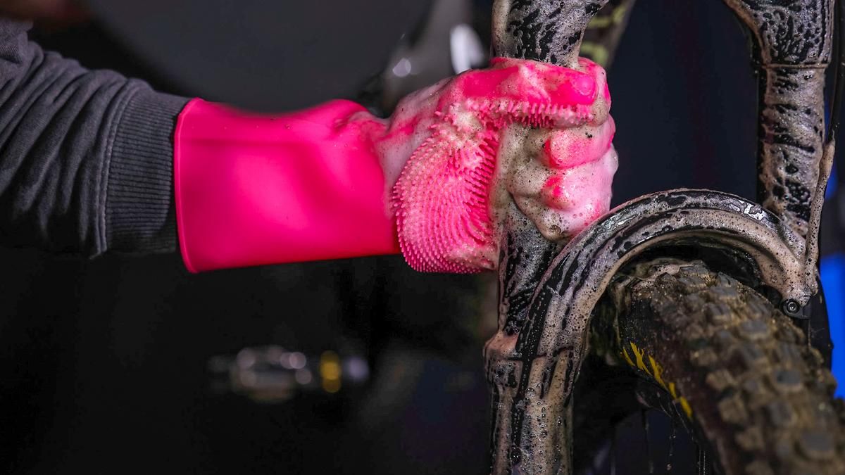 muc-off bringt Putzhandschuhe zum das Bike schrubben.