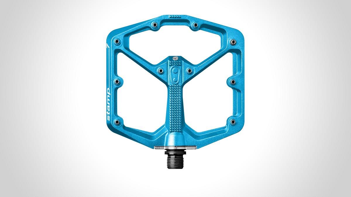 Crankbrothers bringt das Stamp-7-Pedal in elecblue