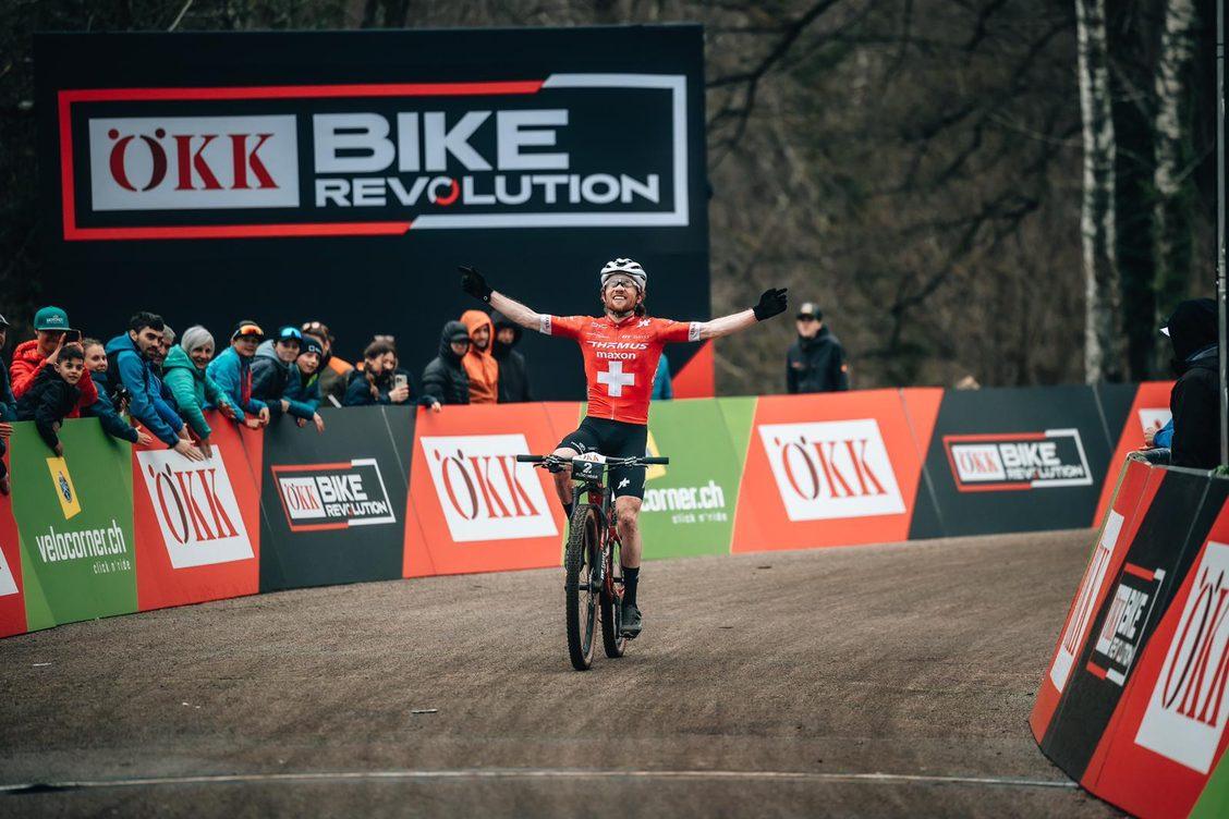 Flückiger gewinnt Auftakt der ÖKK Bike Revolution 2023 am Monte Tamaro. 