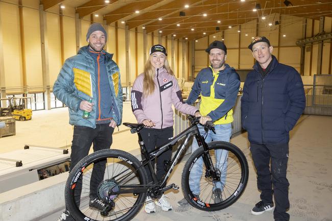 Andreas Wittmann von Trailements, Racerin Tamara Wiedmann, Area-47-Geschäftsführer Christian Schnöller & Cody Ferris-Heath von Trailtech.
