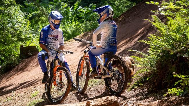 Ed Masters und Morgane Charre vom Pivot Factory Racing Team.