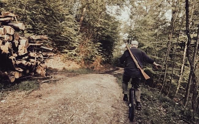 Die Staatsanwaltschaft Winterthur ist überzeugt, dass dieser Mann nicht zum Wildern in den Wald gefahren ist.
