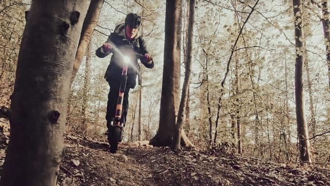 Auch zwei E-Trottinette-Fahrer haben ihren Auftritt im Video der IG Biketrails Winterthur. 