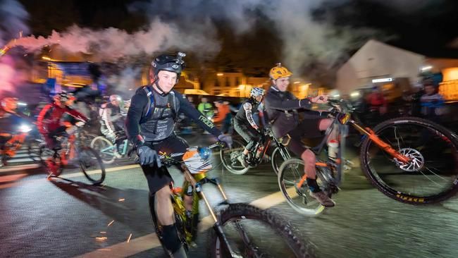 Start im Morgengrauen in den langen Tag des Epic Enduro. ©Maixent Collado