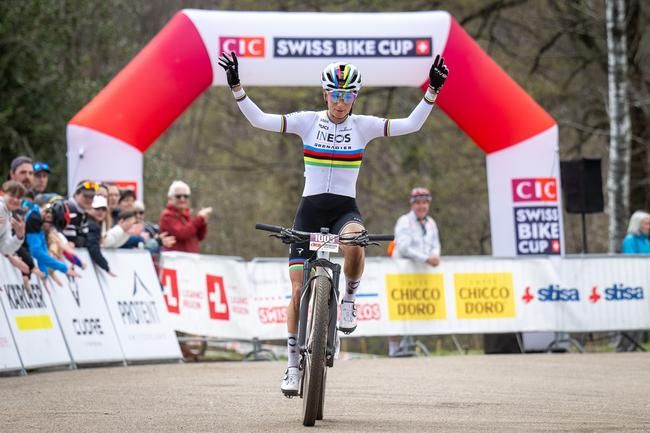 Pauline Ferrand-Prevot siegt nach einer fulminanten Solofahrt ab Runde drei.