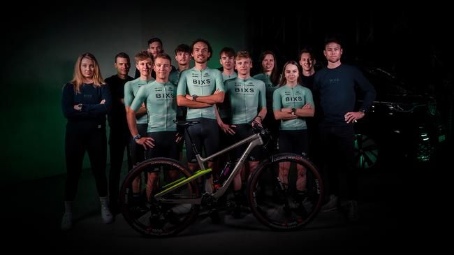 Das BiXS Performance Race Team mit Gian Schmid, Timon, Rüegg, Yanick Binz, Micha Alder, Marcel Guerrini, Joel Roth, Seraina Leugger und Muriel Furrer.