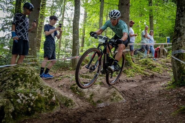 Timon Rüegg fliegt zum Sieg.