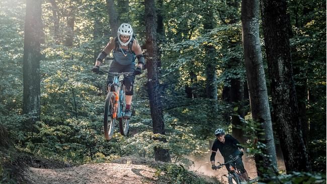 Mountainbiker springt über Kicker auf Burgenland Trails