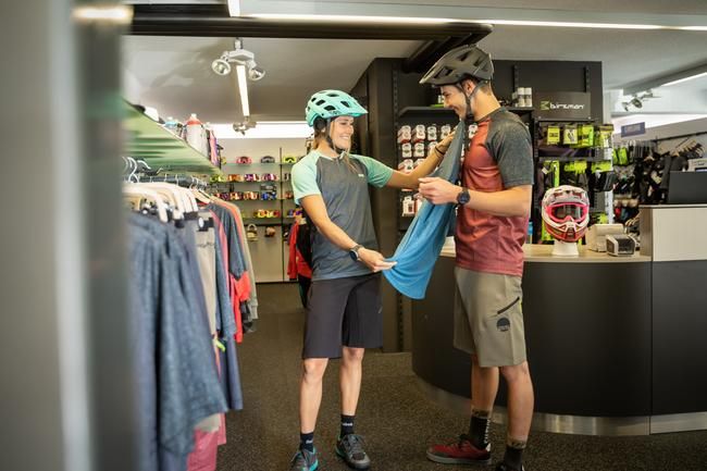 Zwei Personen testen ein Bike-Leibchen