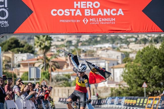Sieger Wout Alleman bei der Zieleinfahrt an der Costa Blanca