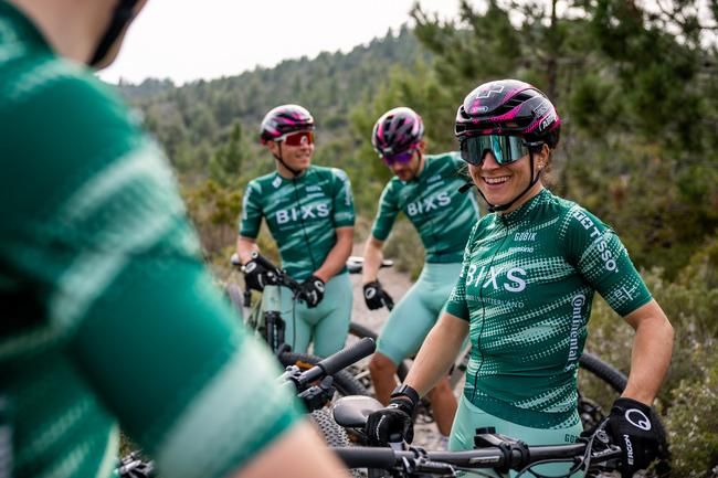 Gut gelaunt steuert das Bixs-Cross-Country-Kader die nächste Mission an – die Olympischen Spiele 2028.