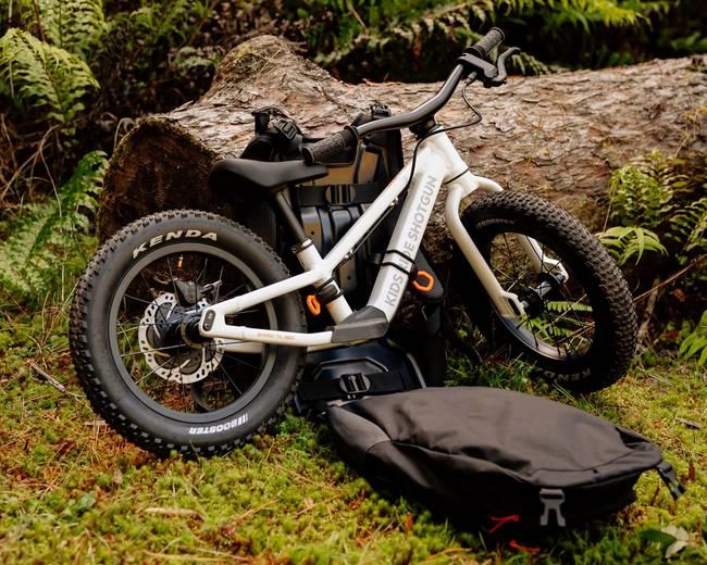 Das Laufrad lässt sich einfach am Uplift-Rucksack befestigen.