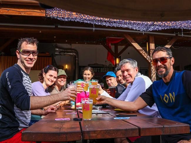 Gruppe von Bikern stossen gemeinsam mit Bier an