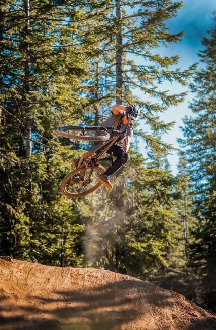 Nach den Geburtstjahren des Freeride zählte Cam McCaul zu den Newschool-Freeridern und brachte Tricks in den Sport.