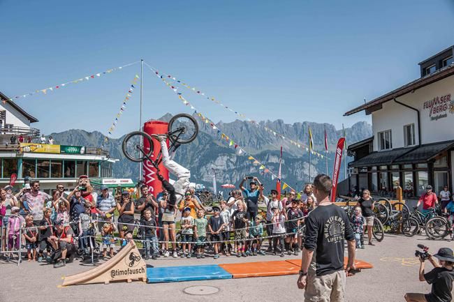 Timo Fausch zeigt bei trockener Witterung seine besten Street-Trial-Tricks.