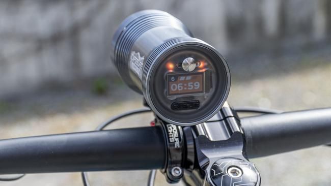 Das On-Screen-Display zeigt die Akkulaufzeit in Zahlen sowie den Akkuladestand mit zwei LEDs und drei Balken an.