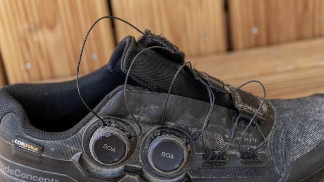 Der Schuh lässt sich weit öffnen, entsprechend lange dreht man ihn zu.