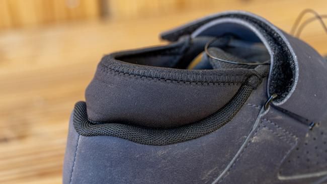 Ein kleines Detail mit grosser Wirkung, das Neoprenelement schützt vor Verletzungen und Dreck im Schuh.