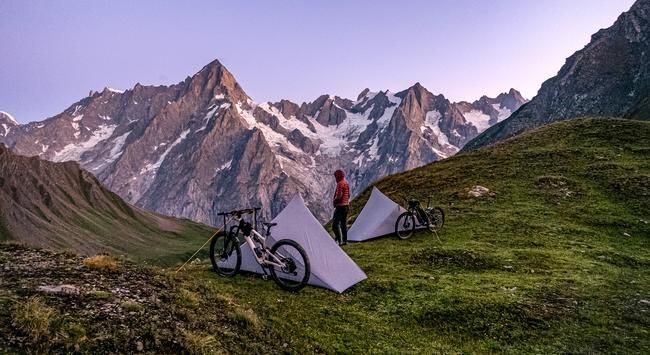 Leichte «Behausung» und eine grossartige Aussicht: So schauen Bikepacking-Träume wohl aus.