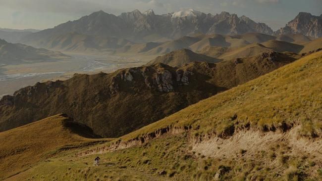 Zermürbend schön: sowjetische Militärstrasse über fast 4000 Meter hohe Pässe.