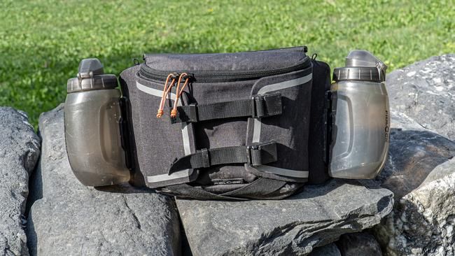 Der «Hip Belt Double» fasst zwei Fidlock-Flaschen mit Magnetverschluss.