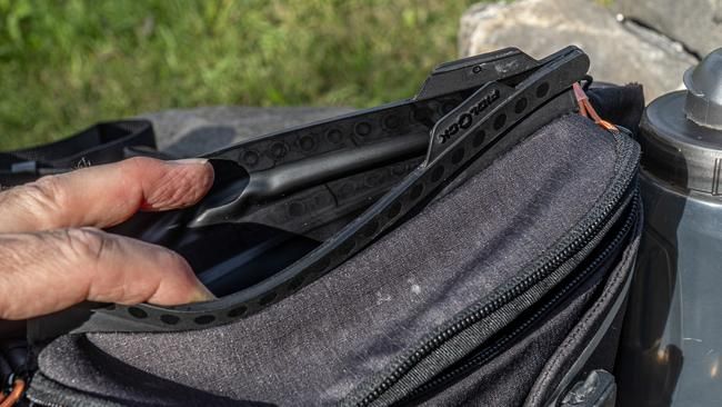 Am Rücken befindet sich ein wasserdichtes Dokumentenfach mit Fidlock-Magnetverschluss.