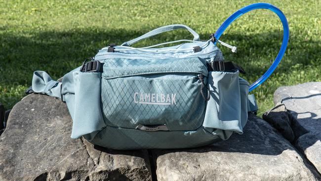 Die Hüfttasche von Camelbak verfügt über einige Features.