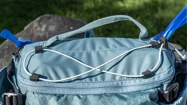 Protektoren oder Kleider werden oben an der Tasche schnell und einfach mit Gummizügen befestigt.